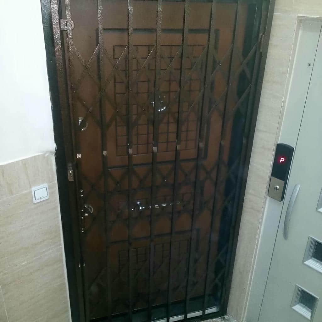 درب آکاردئونی با قفل مرکزی و رنگ کوره‌ای