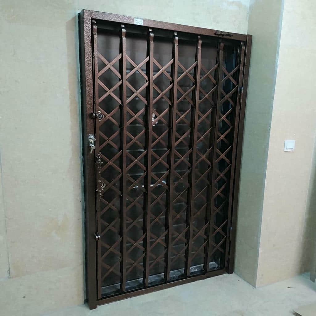 درب آکاردئونی با قفل و دستگیره فلزی
