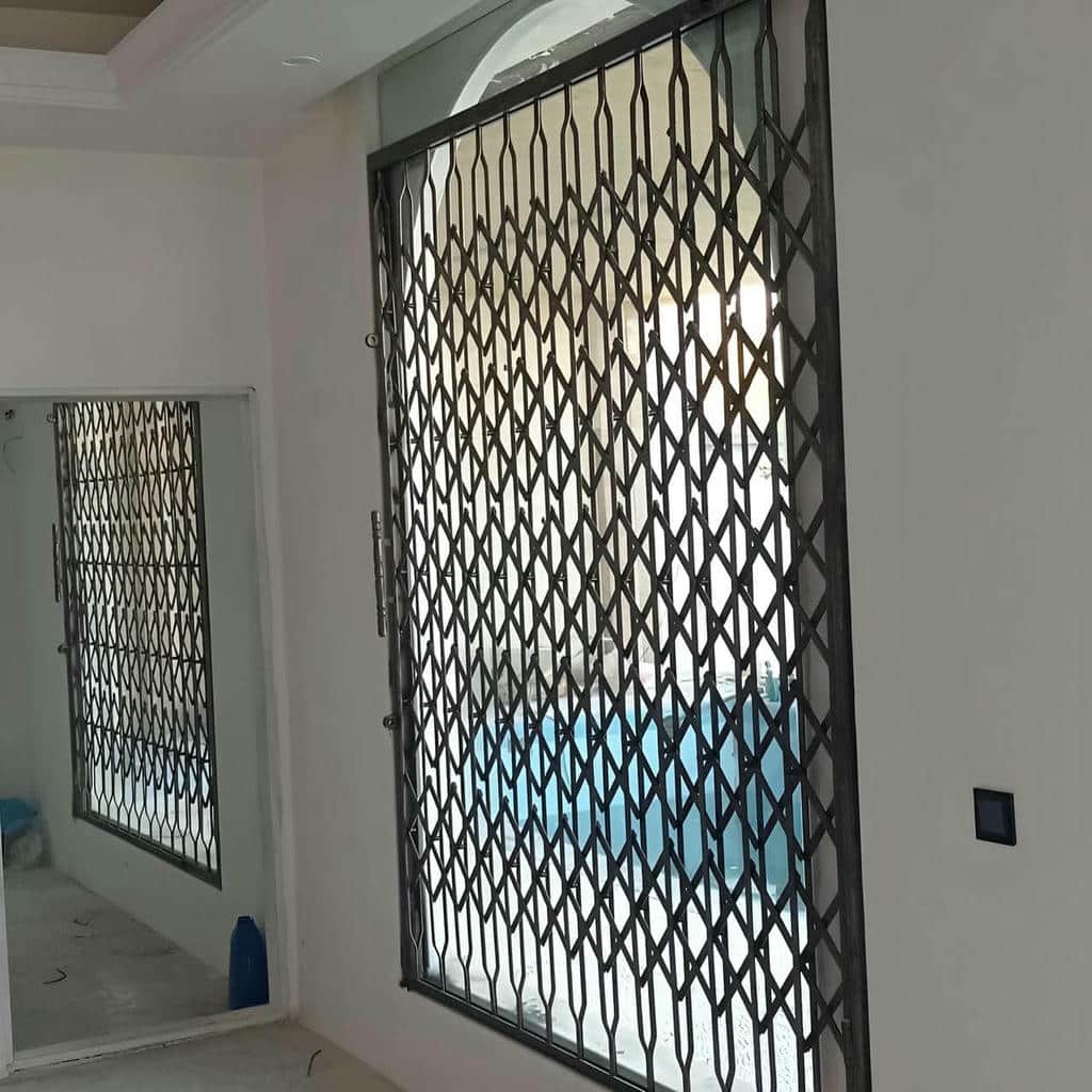 درب آکاردئونی جمع شده کنار چارچوب ورودی