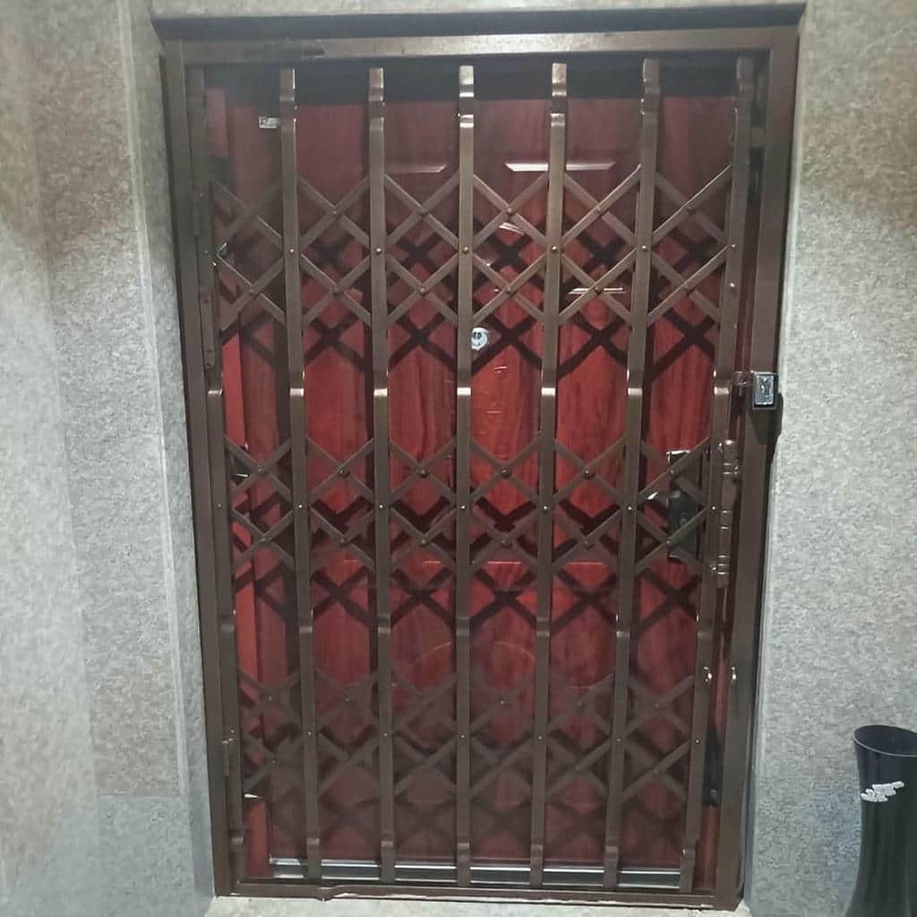 درب آکاردئونی جمع شده کنار چهارچوب درب آکاردئونی جمع شده کنار چهارچوب
