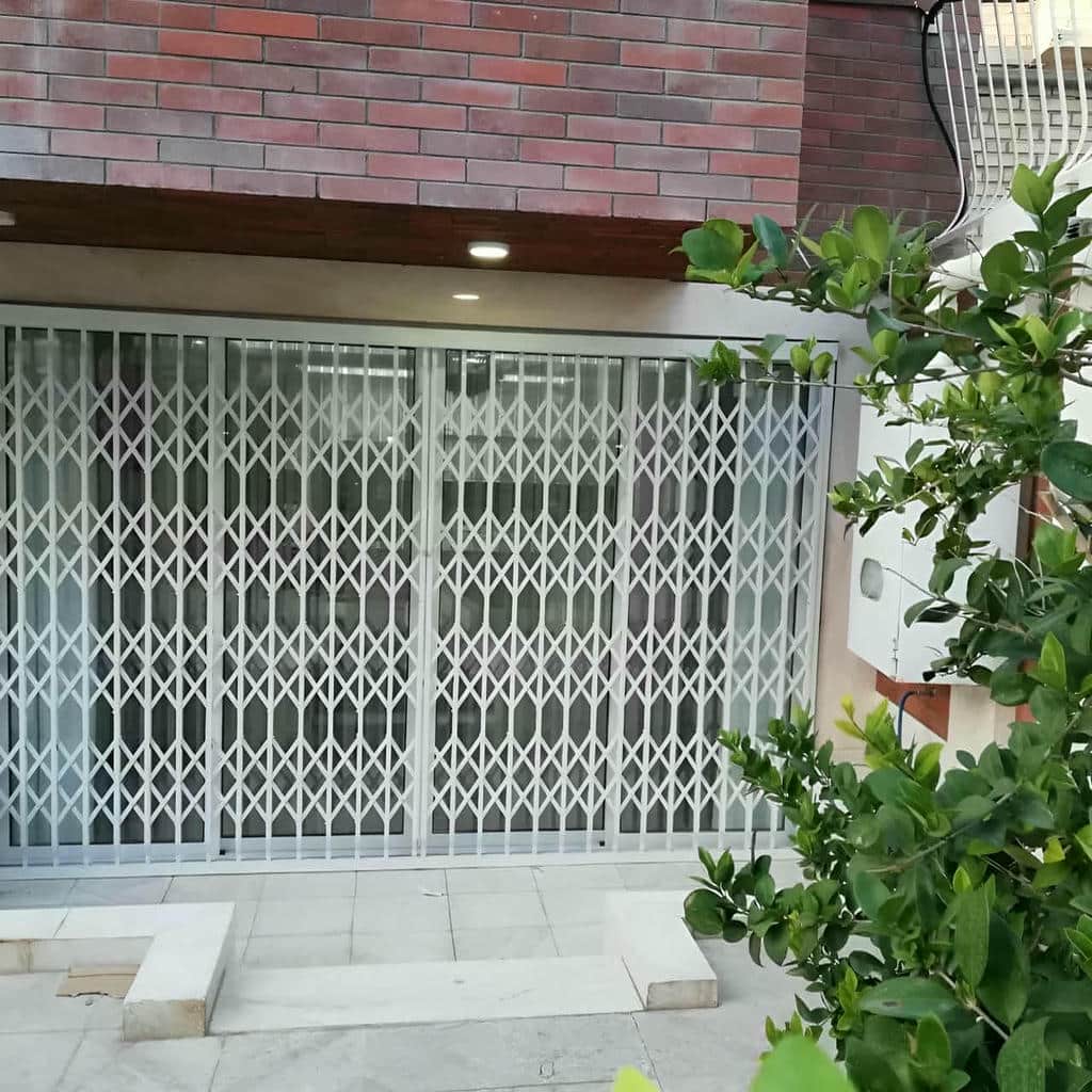 درب آکاردئونی در زاهدان برای ورودی آپارتمان