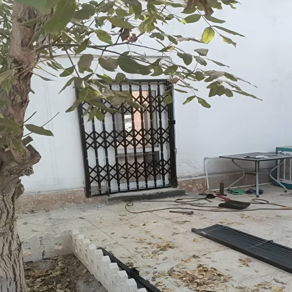 درب آکاردئونی شیراز در ورودی آپارتمان