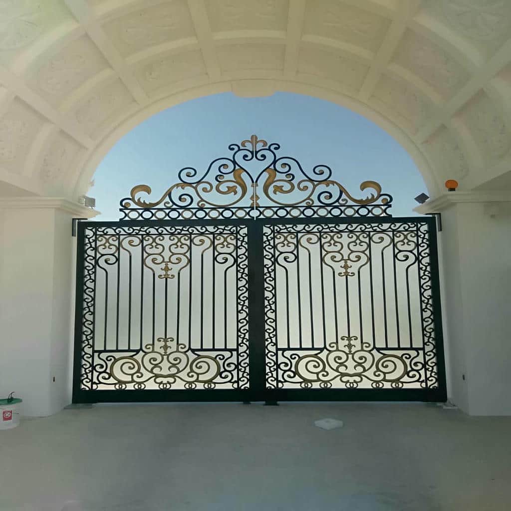 درب حیاط آهنی با تزئینات کلاسیک در استان هرمزگان درب حیاط آهنی با تزئینات کلاسیک در استان هرمزگان