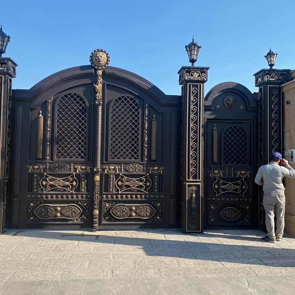 درب حیاط آهنی با پوشش رنگ کوره ای