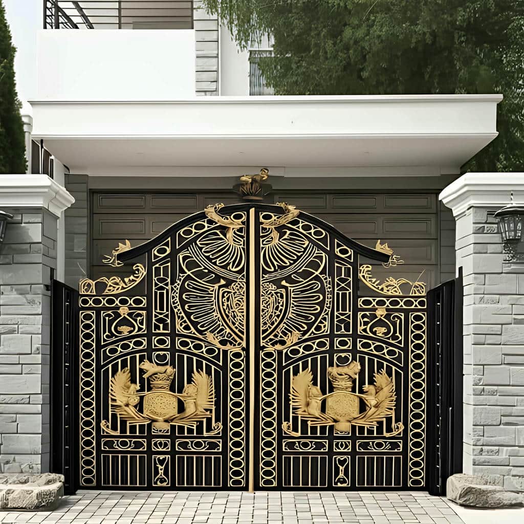 درب حیاط آهنی فرفورژه در همدان با تزئینات