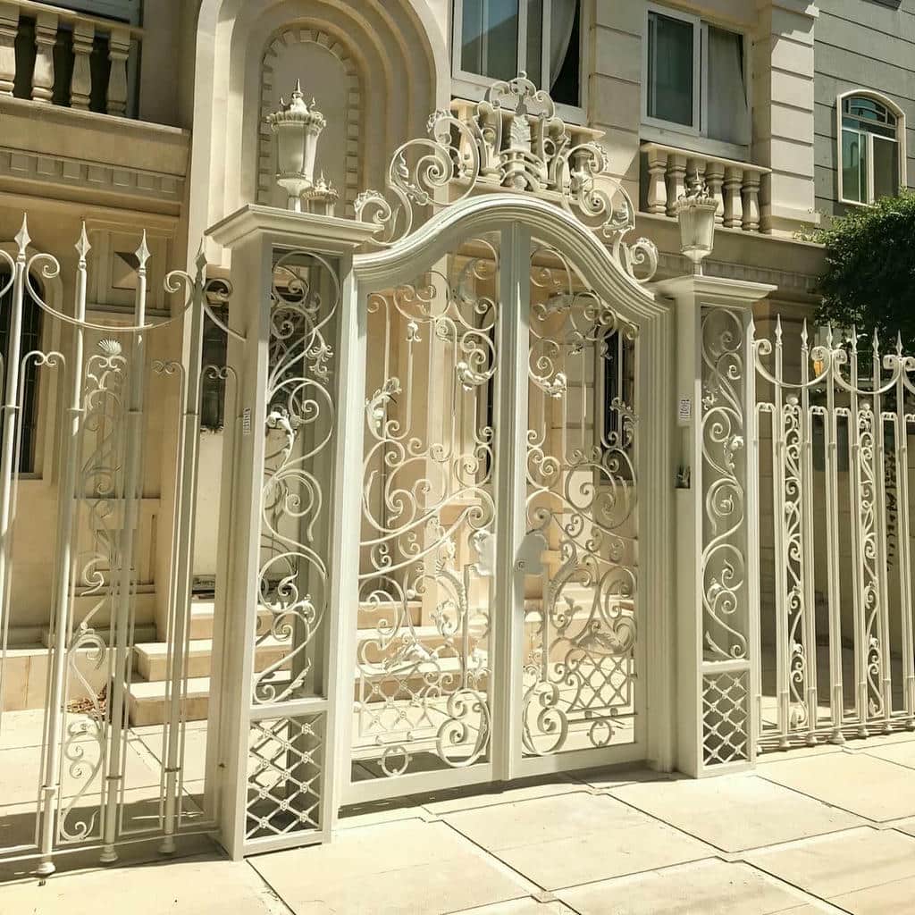 درب حیاط دو لنگه با خطوط هندسی ساده
