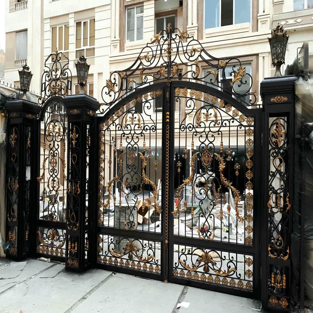 درب حیاط فرفورژه با طرح گلدار در استان فارس