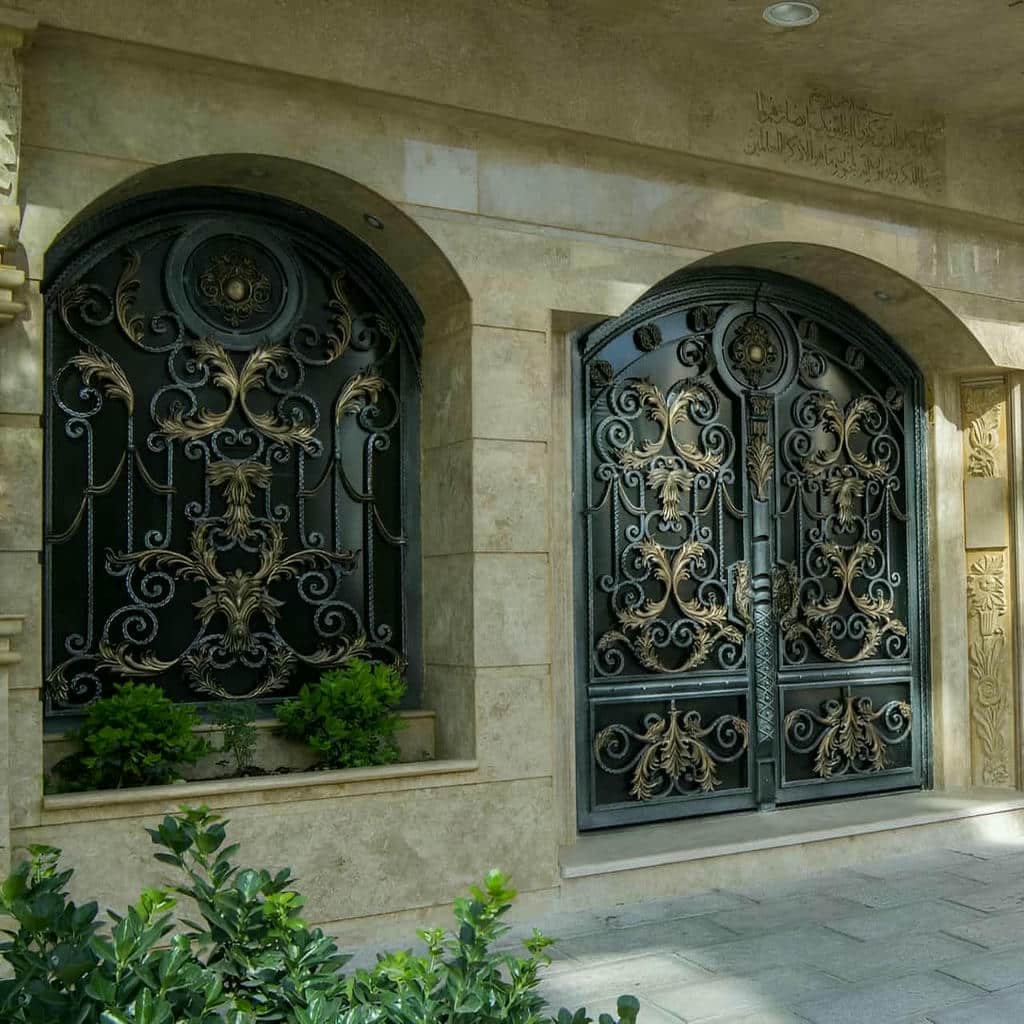 درب حیاط فرفورژه با نقوش کلاسیک