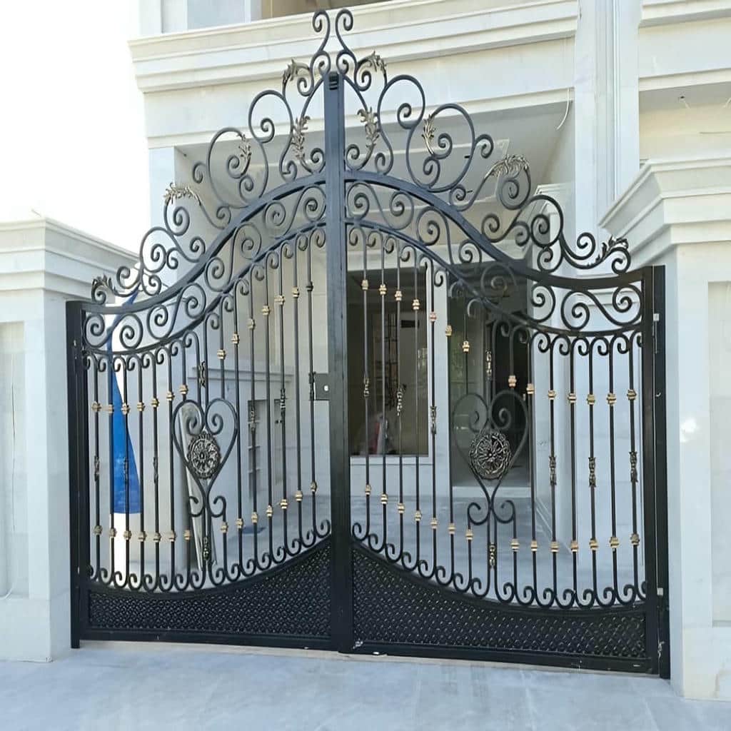 درب حیاط فلزی مشکی با تزئینات فرفورژه شهرکرد