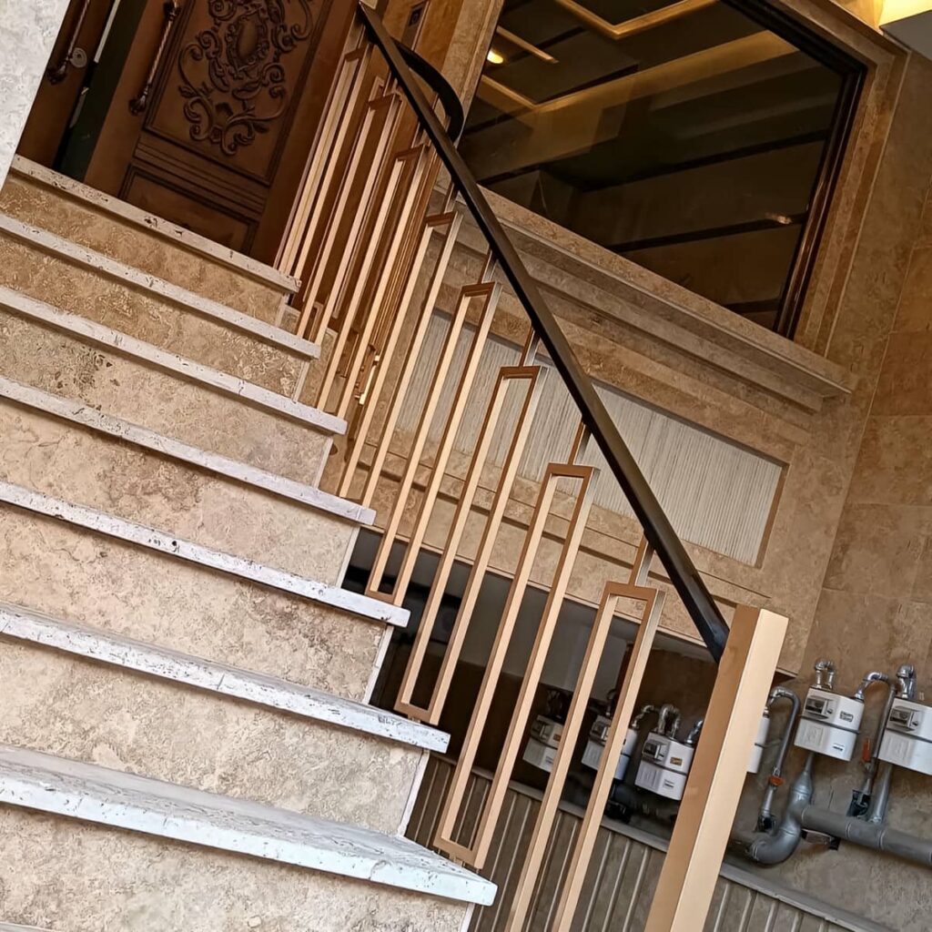 دستگیره چوبی روی حفاظ فلزی دوبلکس مدرن