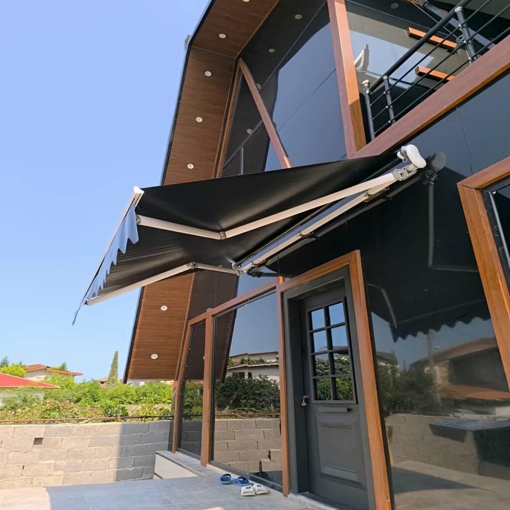 سایبان بازویی نمای فروشگاه با پوشش خاکستری