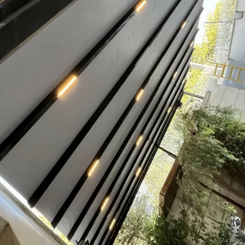 سایبان برقی آنتراسیت روی نمای فروشگاه
