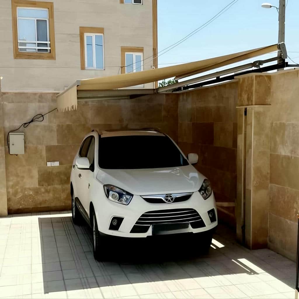 سایبان برقی اتوماتیک با بازوهای فلزی تیره