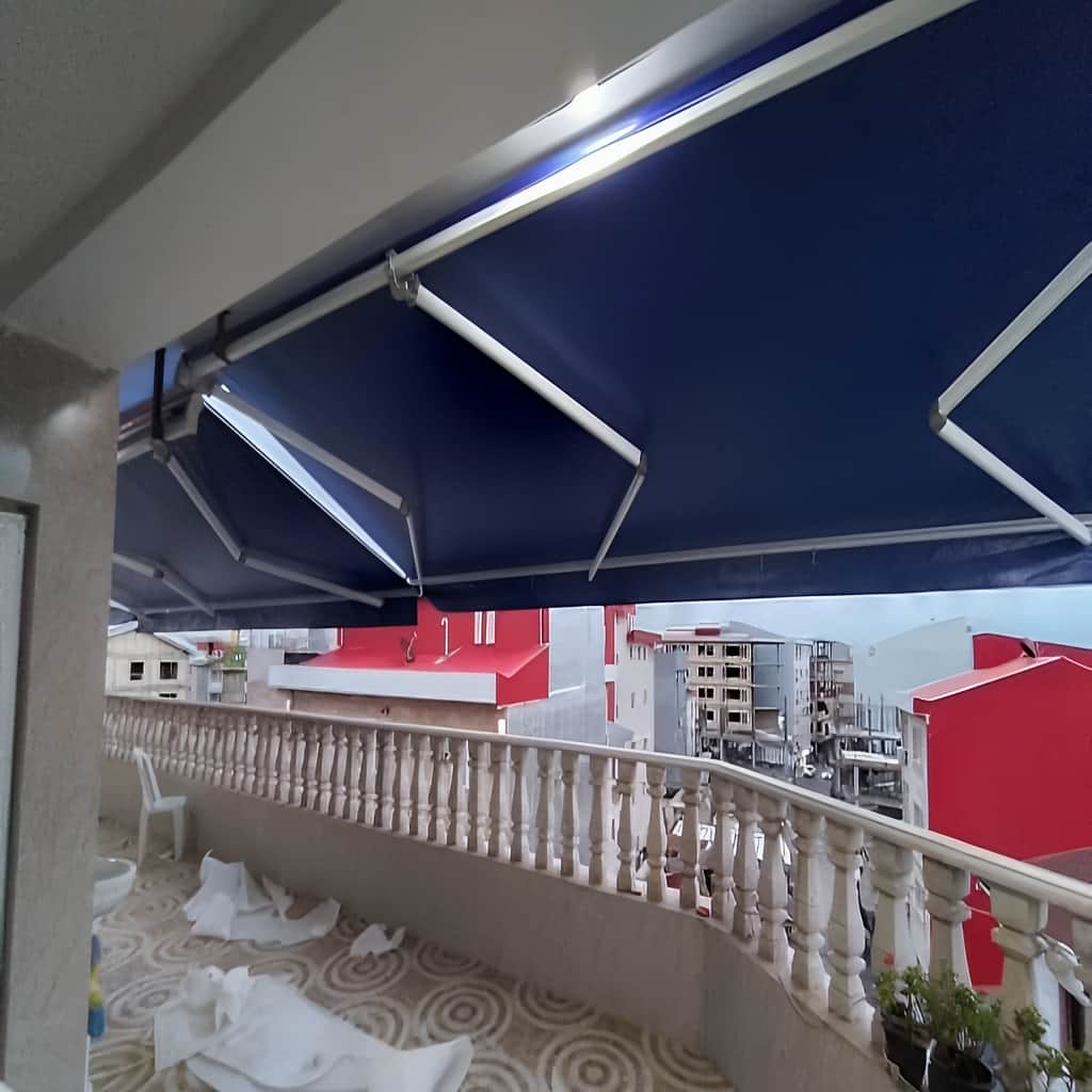 سایبان برقی اتوماتیک با پارچه طوسی برای مغازه