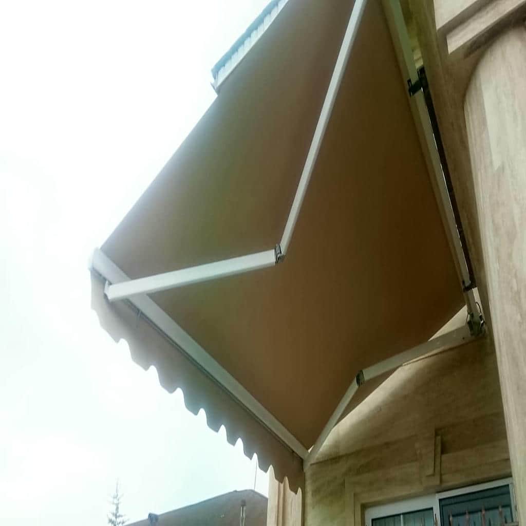 سایبان برقی بازشده برای محوطه پذیرایی