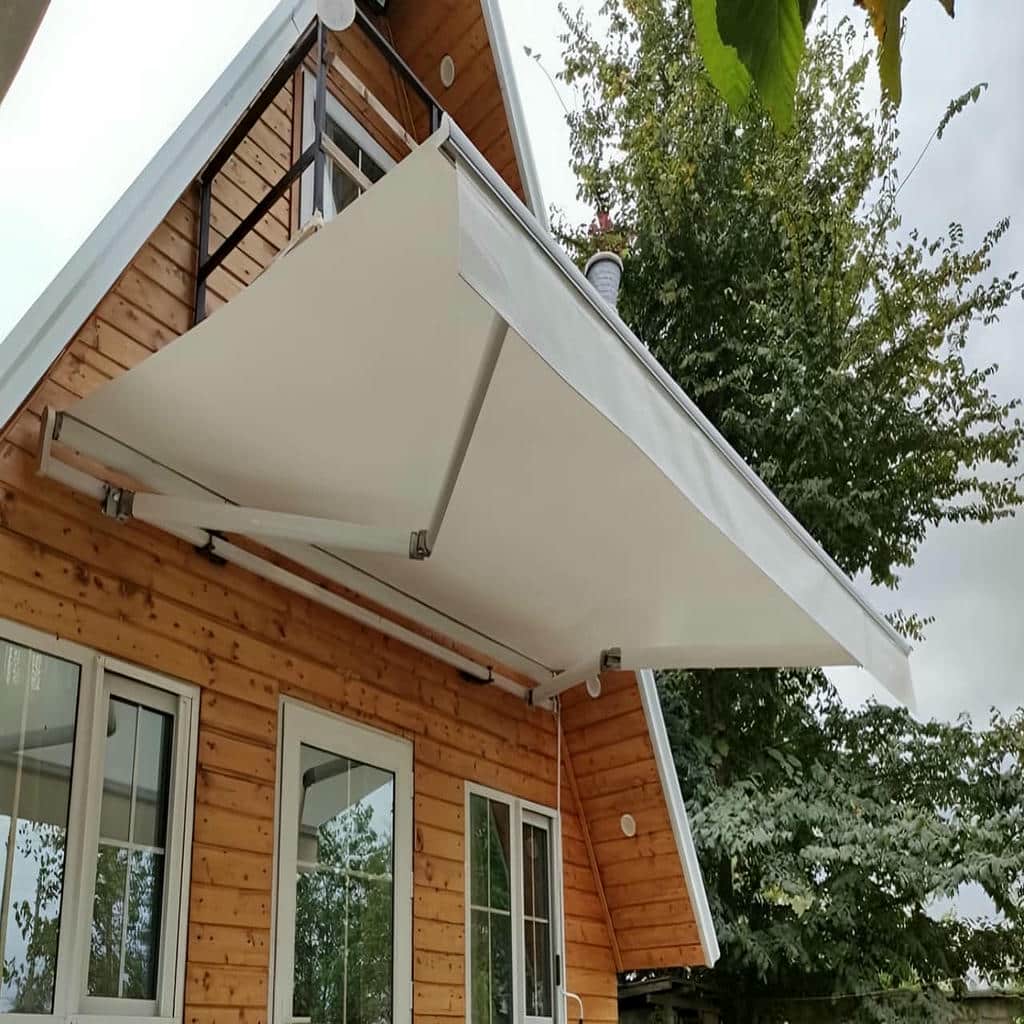 سایبان برقی بازویی روی تراس آپارتمانی