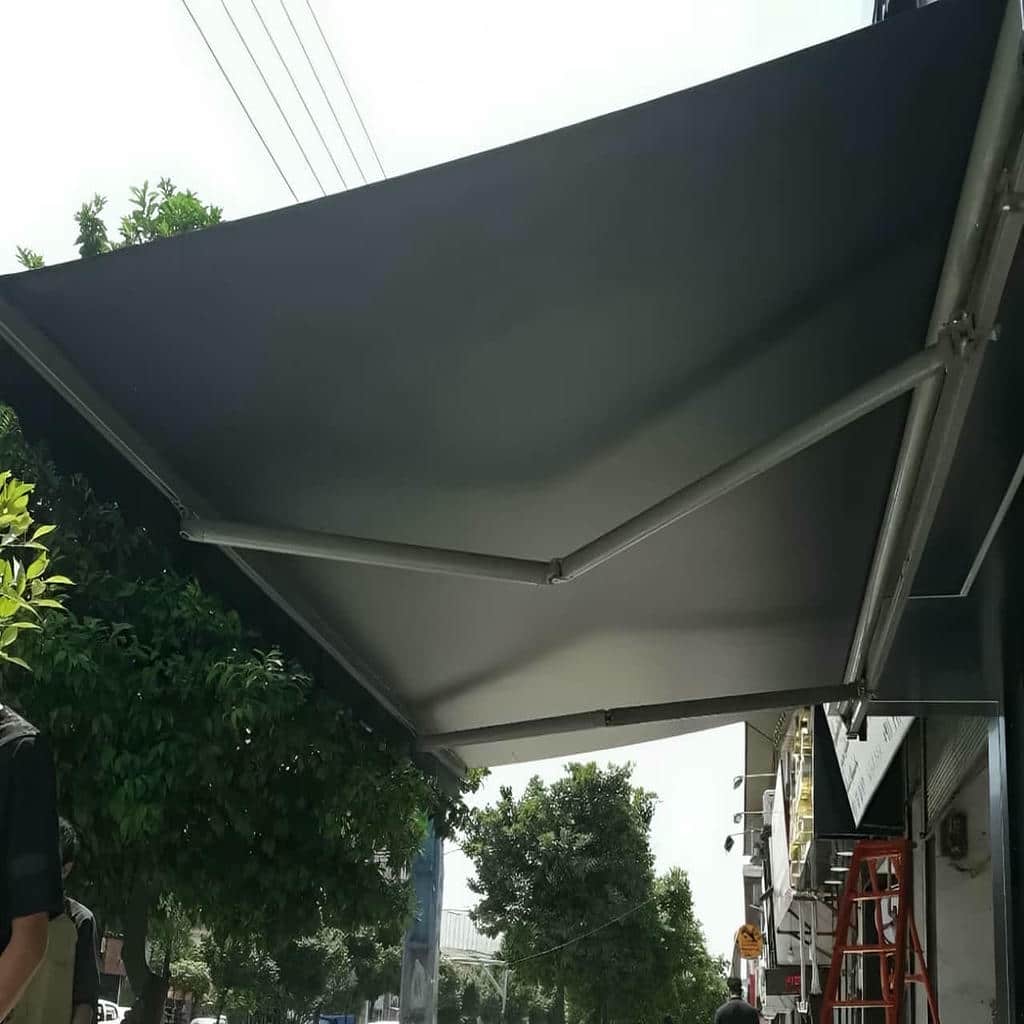 سایبان برقی با پارچه کرم در تراس استان تهران