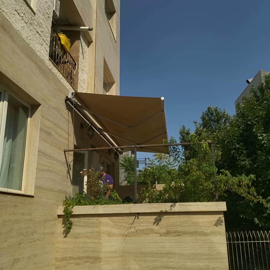 سایبان برقی در اراک برای ورودی واحد تجاری