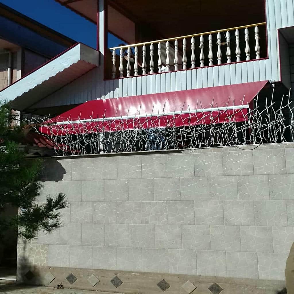 سایبان برقی کرم رنگ جلوی مغازه در قم
