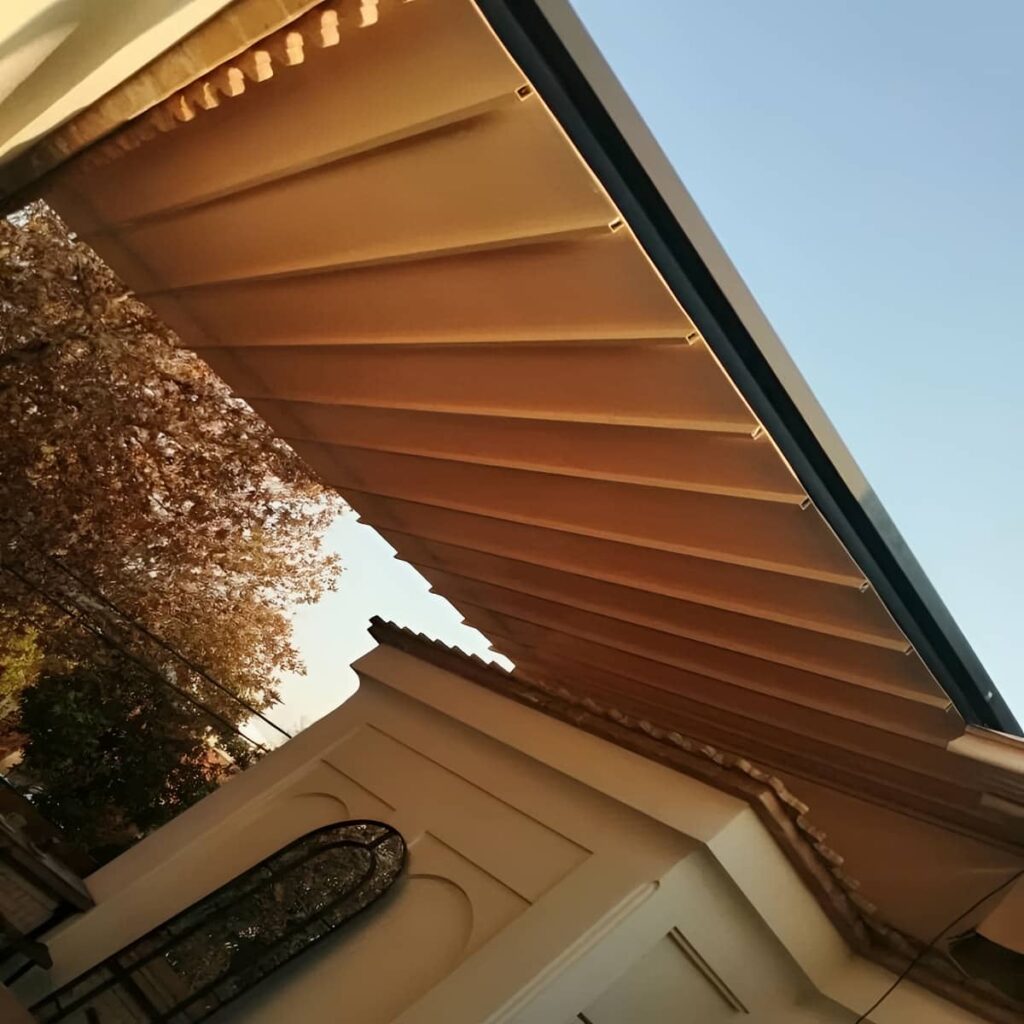 سایبان برقی کرم روی بالکن در اردبیل
