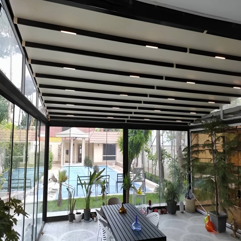 سایه بان بازویی روی نمای تجاری با پارچه طوسی