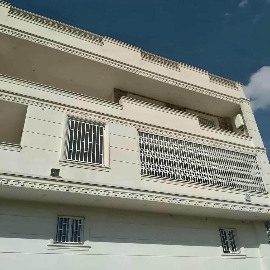 شبکه لوزی فلزی و قفل مرکزی در ورودی