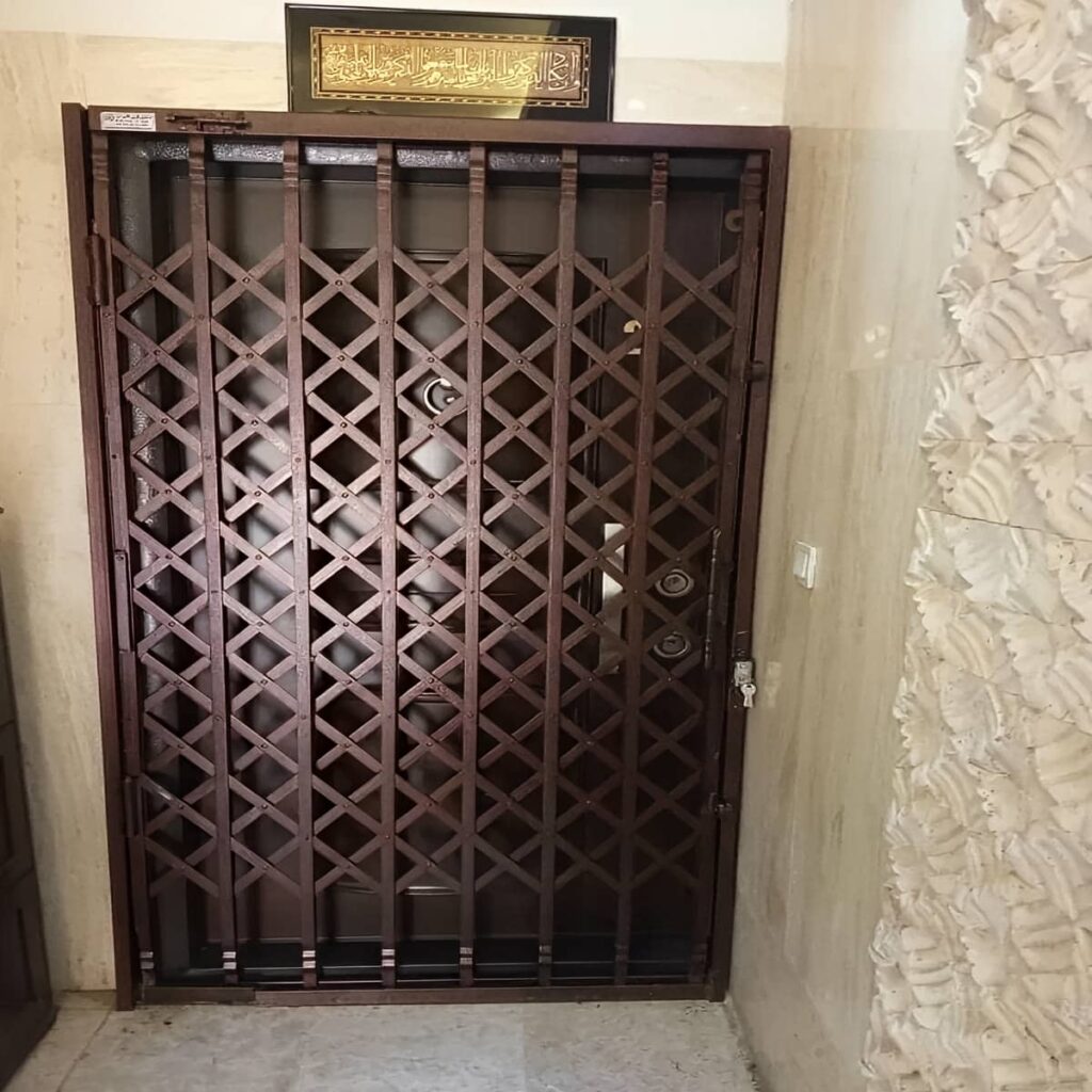 محافظ آهنی سفید کنار در حیاط استان کردستان