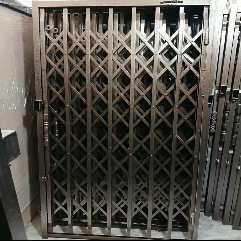محافظ تاشو قهوه ای در راهروی روشن بندرعباس