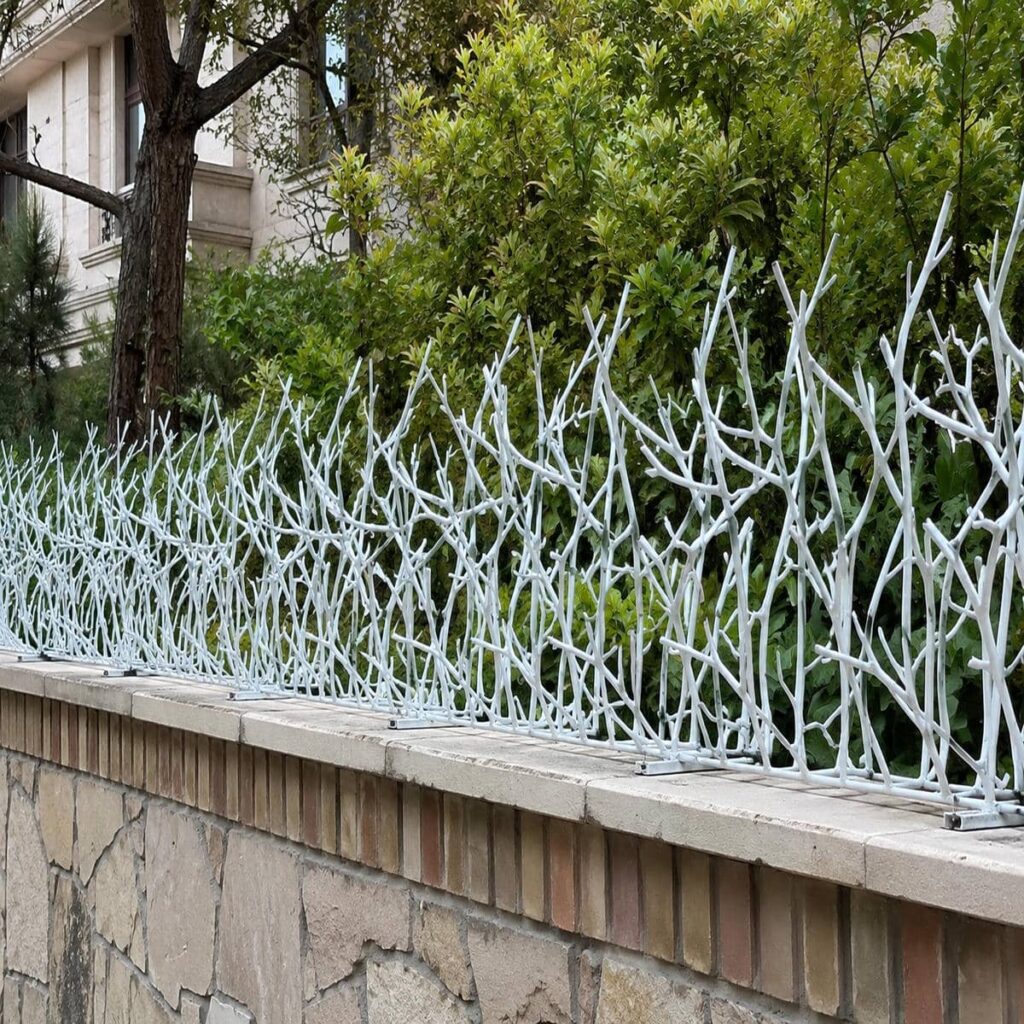 محافظ فلزی دیوار با فرم هندسی منظم