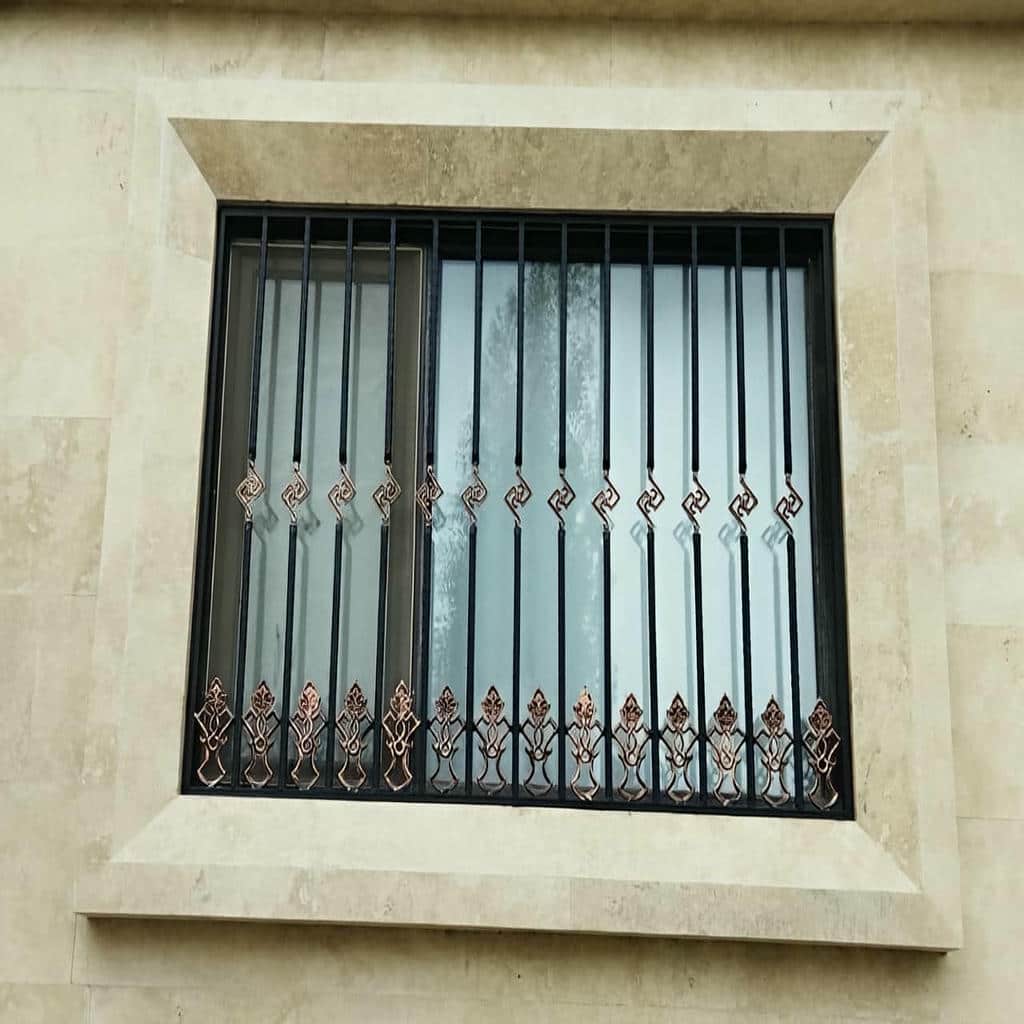 محافظ پنجره با طرح تزئینی و پوشش روشن