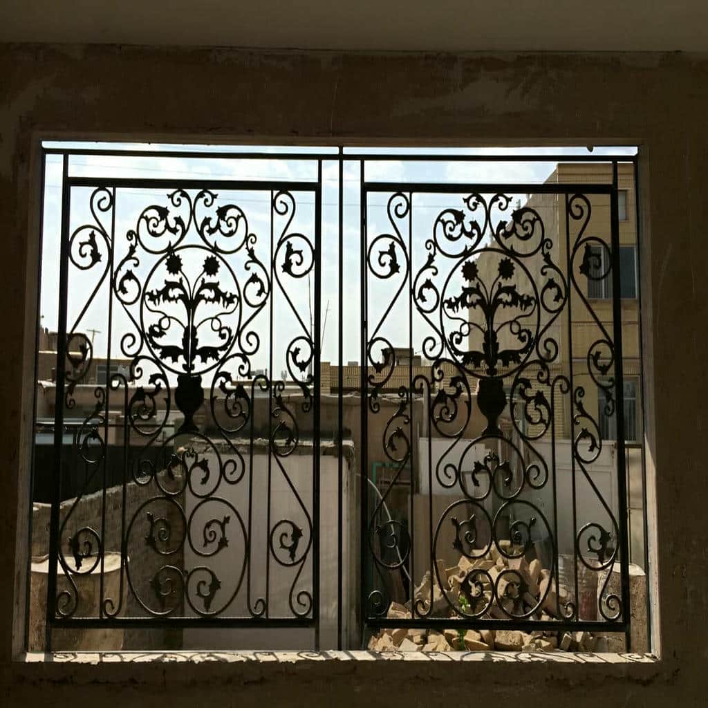 محافظ پنجره سفید برای نمای روشن ساختمان