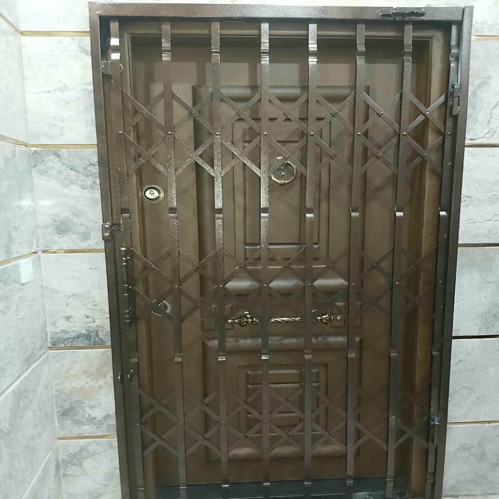 محافظ کشویی طلایی کنار ورودی سنگی لوکس