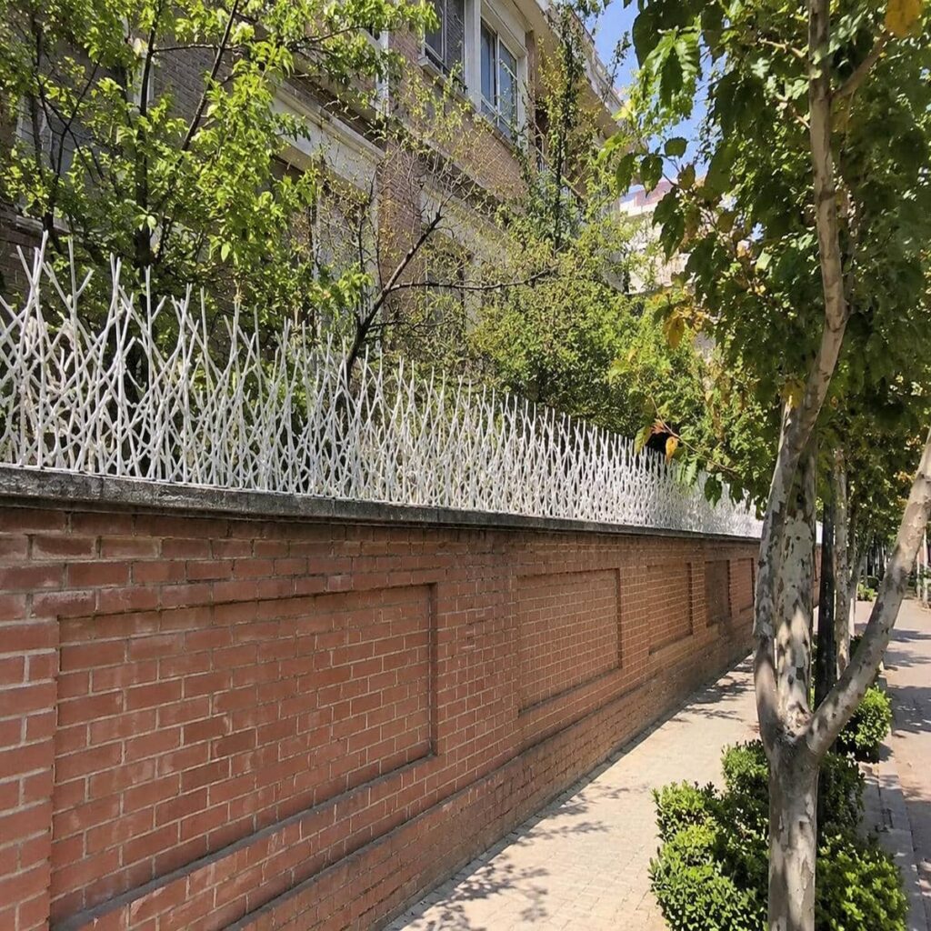 نرده حفاظ دیوار با شاخه های متراکم