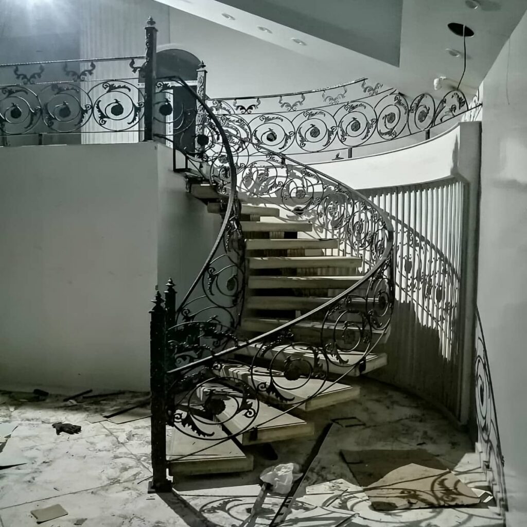 نرده راه پله آهنی مشکی برای فضای دوبلکس