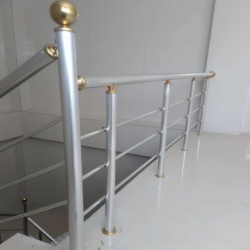 نرده راه پله استیل کنار کف سنگی روشن