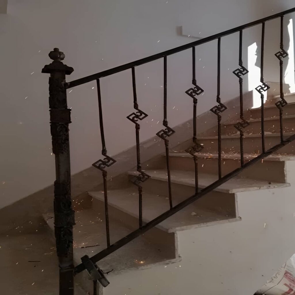 نرده راه پله دوبلکس با فرم مدرن و رنگ سفید