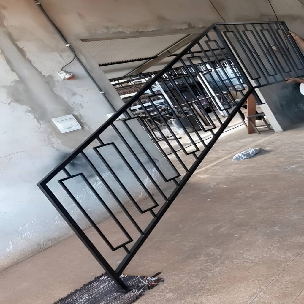 نرده راه پله سفارشی در یاسوج کنار کفپوش سنگی