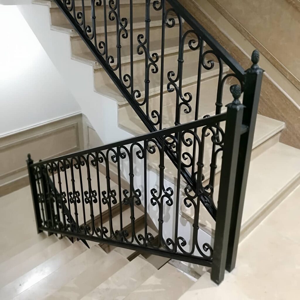 نرده راه پله سفارشی کنار کفپوش چوبی