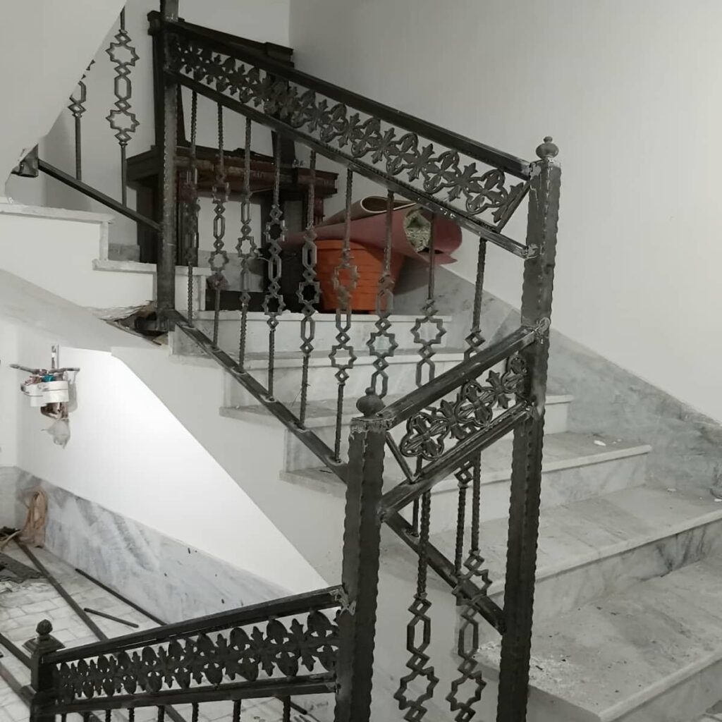 نرده راه پله فرفورژه با نقش هندسی