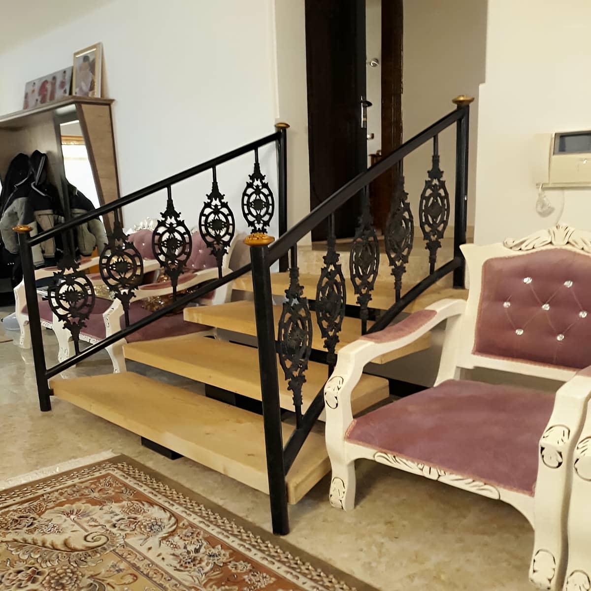 نرده راه پله مشکی کنار نمای سنگی استان اردبیل