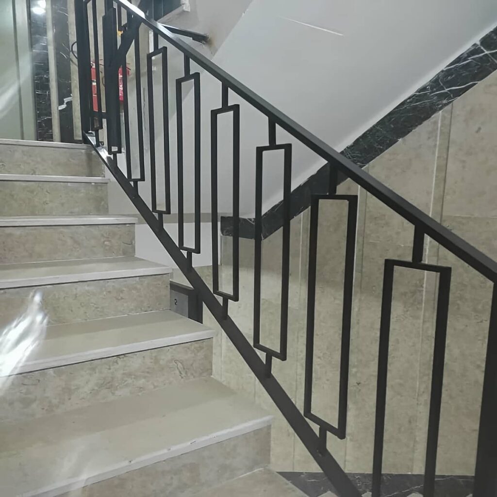 نرده راه پله چوبی هماهنگ با دکور داخلی نرده راه پله چوبی هماهنگ با دکور داخلی