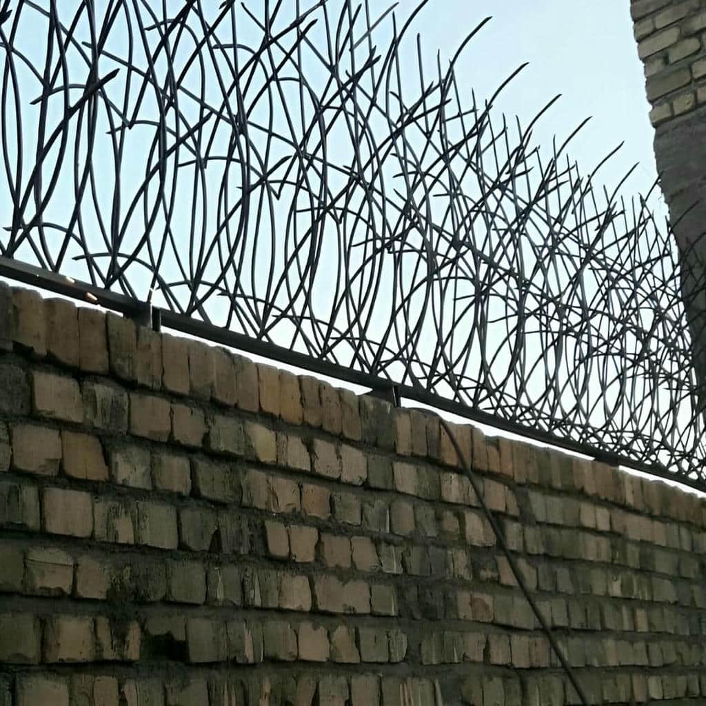 نرده روی دیوار آهنی با فرم متراکم شاخ گوزنی