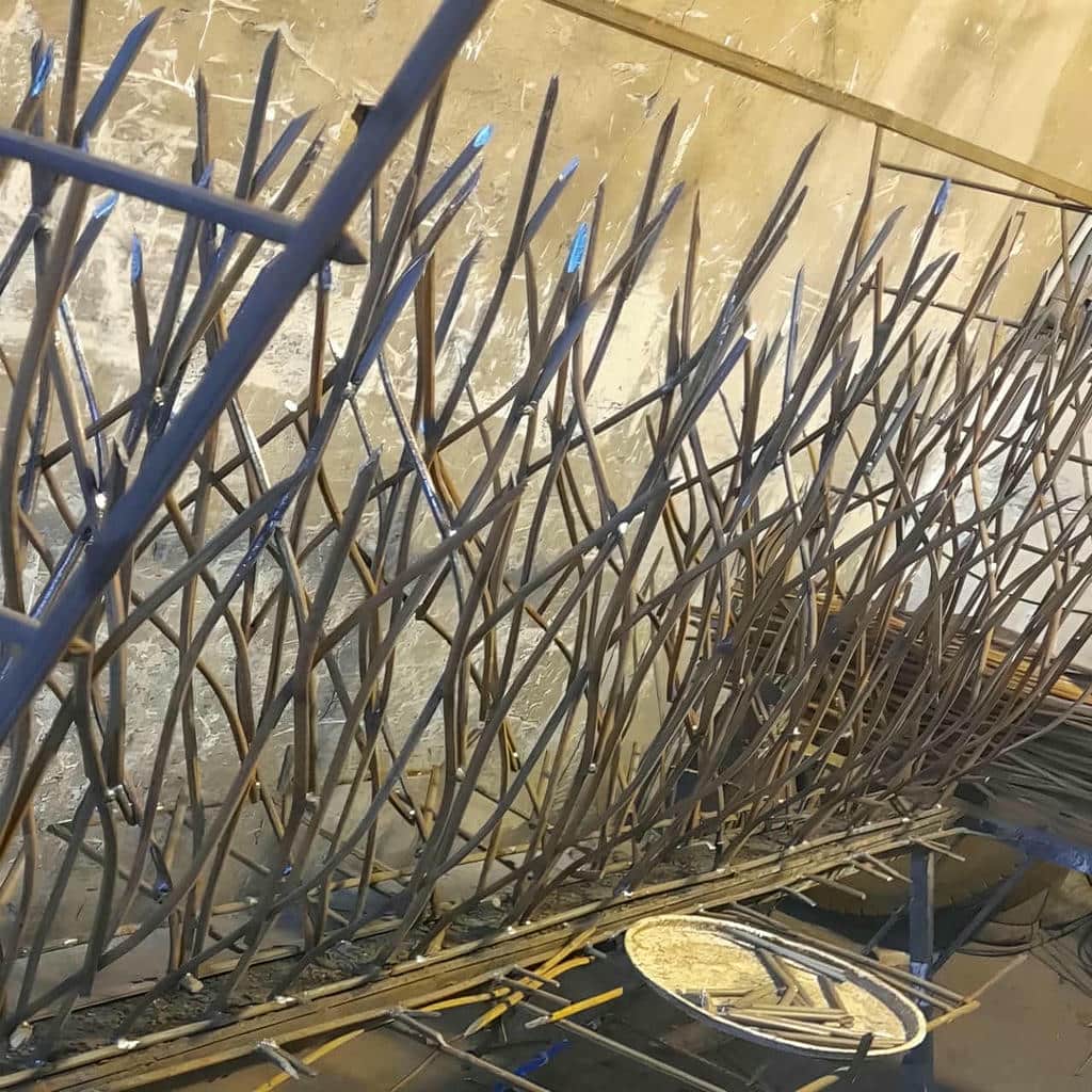نرده روی دیوار با شاخه های متراکم فلزی