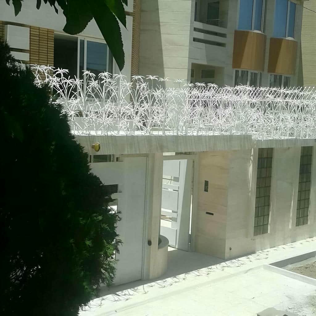 نرده روی دیوار با شاخه های متراکم