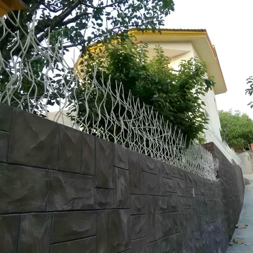 نرده روی دیوار با فرم متراکم شاخ گوزنی