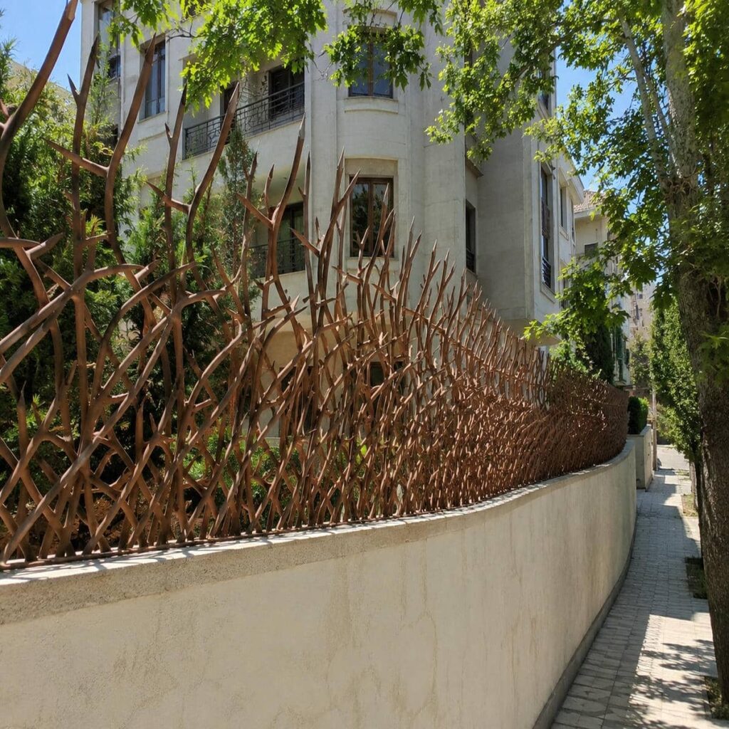 نرده روی دیوار بجنورد با پوشش رنگ تیره