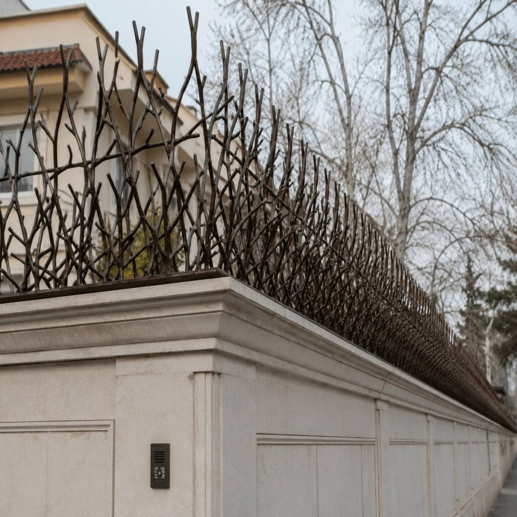 نرده روی دیوار برای ویلای مسکونی استان گلستان
