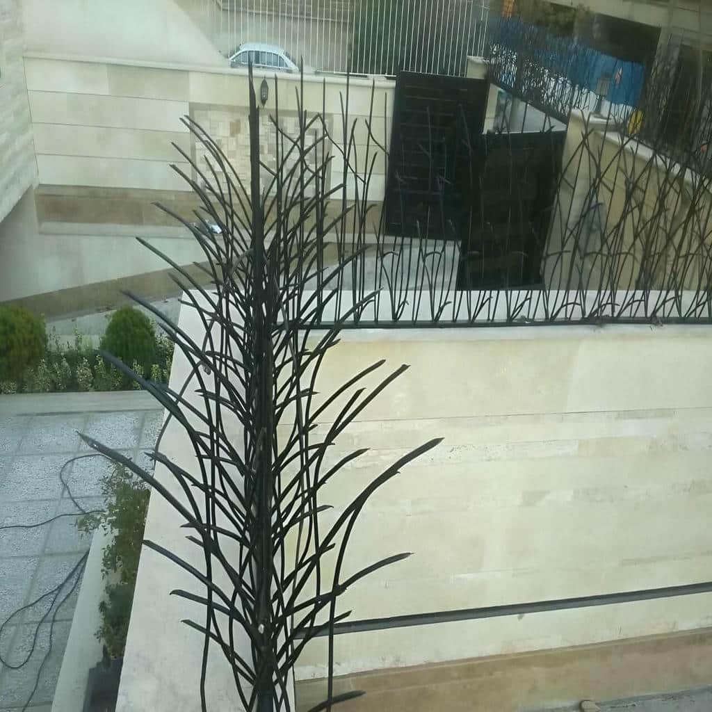 نرده روی دیوار فلزی با رنگ کوره ای