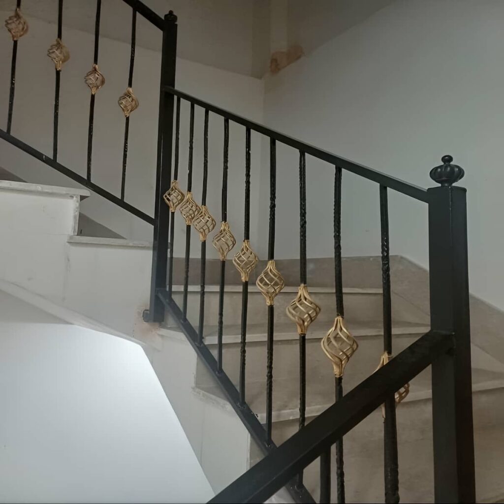 نرده پله مدرن کنار دیوار در سمنان