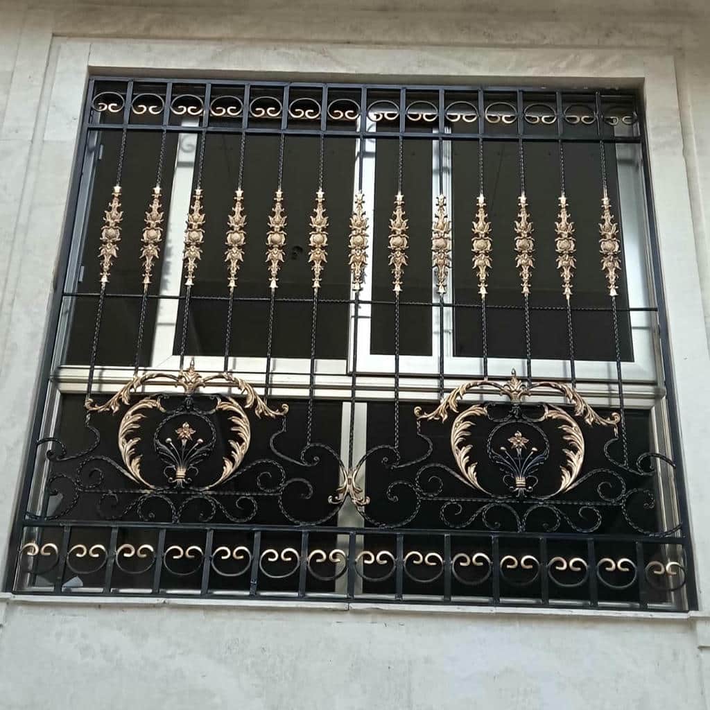 نرده پنجره سفید در نمای روشن قزوین نرده پنجره سفید در نمای روشن قزوین